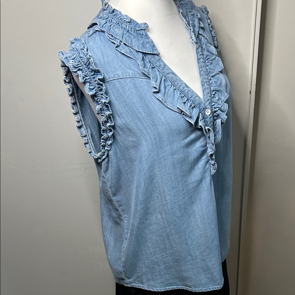 Wit & Wisdom New Light Blue Chambray Ruffled V-Cut Sleeveless Denim-Style Top - Picture 2 of 10